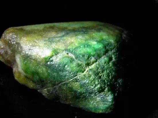 网红阳绿翡翠原石,色泽诱人，价值连城