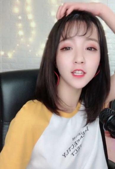 抖音网红姐姐在线,魅力四溢，人气爆棚的短视频女王