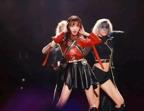 女明星衣服滑下来视频,女明星衣服滑落，网友直呼“太美了！”