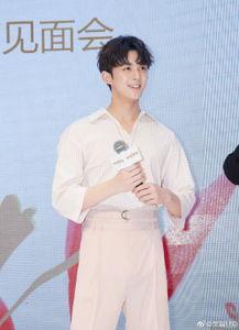 粉色look 明星,跟随明星演绎粉色时尚风采